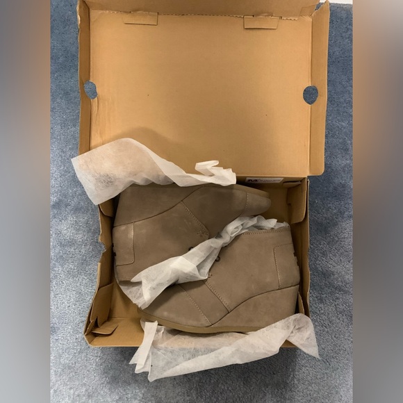 Brand New - Toms Desert Wedge Suede Shoes - Taupe - Size 6.5 - Picture 10 of 10